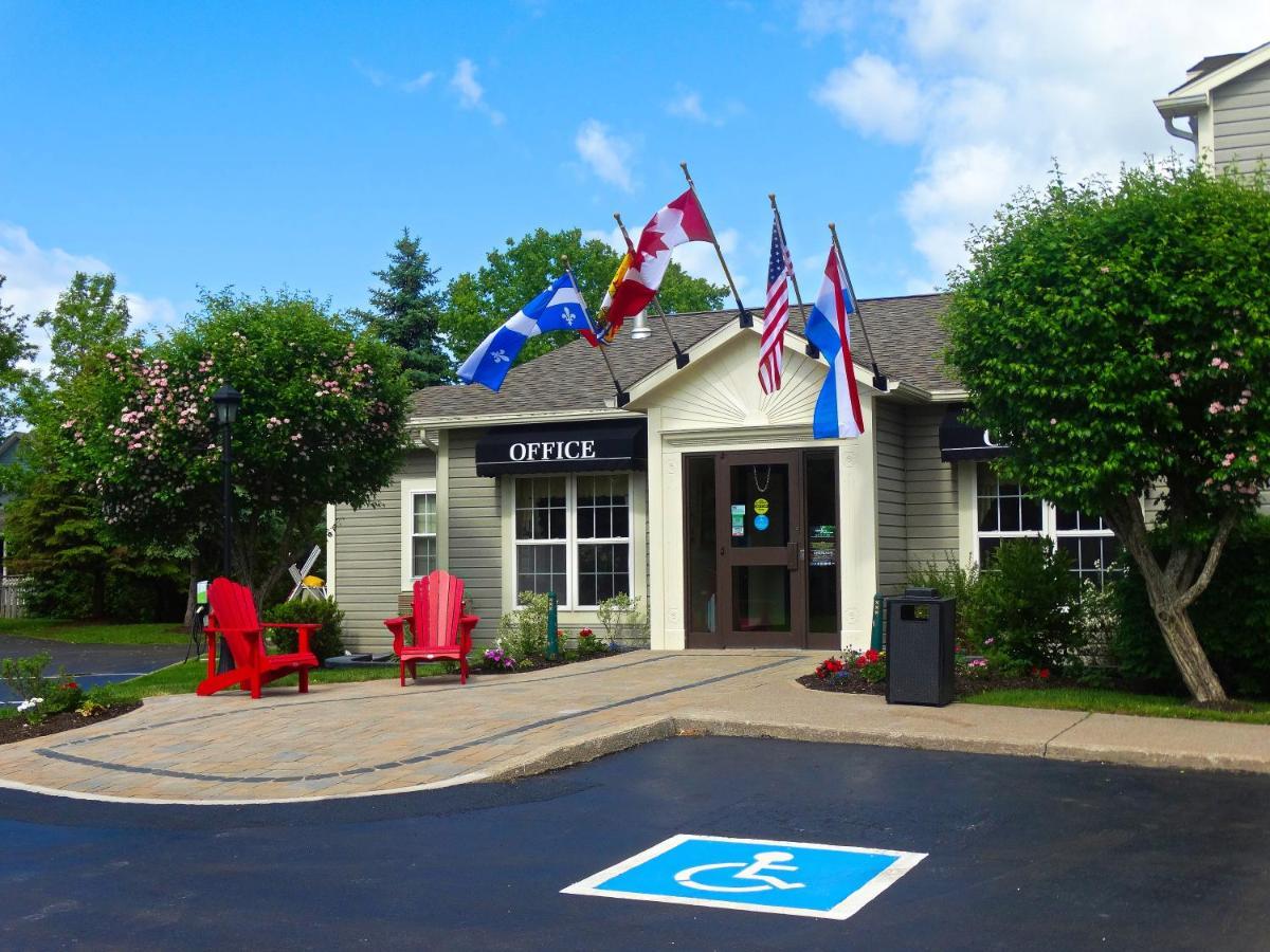 Amsterdam Inn & Suites Sussex Luaran gambar